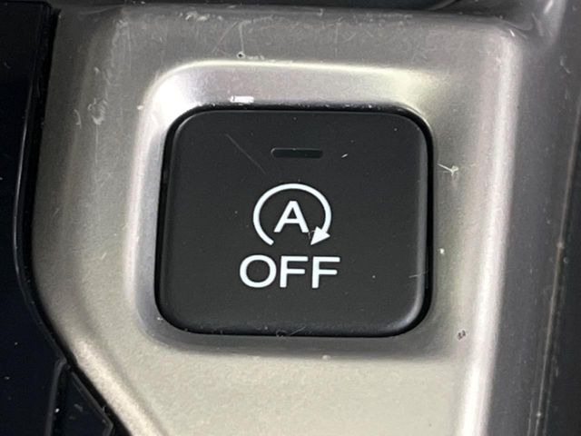 【アイドリングストップ】赤信号や渋滞で停車した際にエンジンを停止し、無駄な燃料の消費を抑えます。燃費向上や環境保護につなげる機能♪エンジンはブレーキを離せば再始動します。