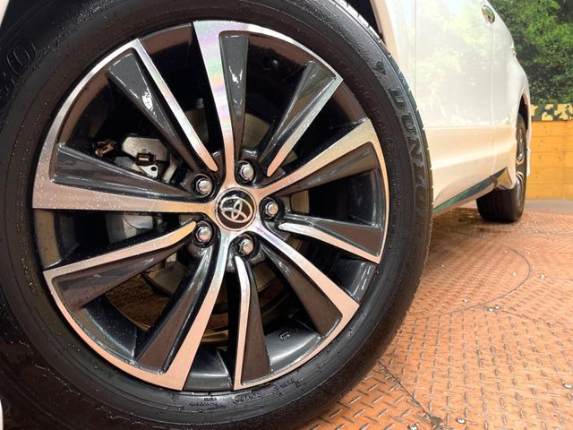 【純正18インチアルミホイール】外観にマッチした純正アルミホイールを装着しております。各種社外アルミホイールや、スタッドレスタイヤも取扱いしております。是非ご相談ください♪