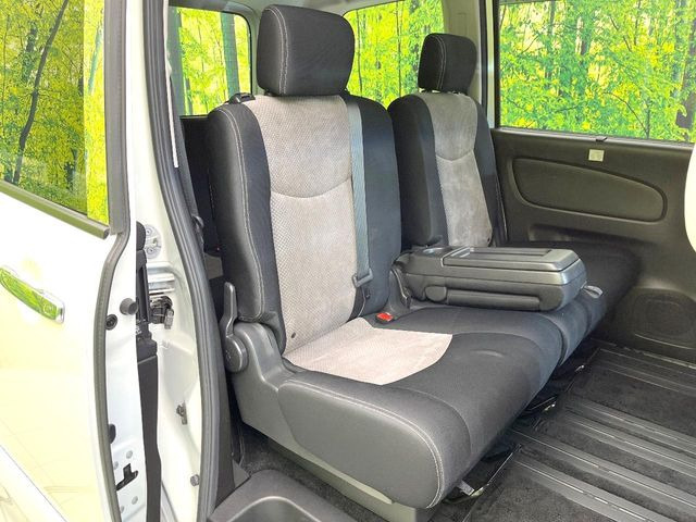 後部座席も気になるようなキズ・汚れやへたり等、大きなダメージはなく、良好な状態です。