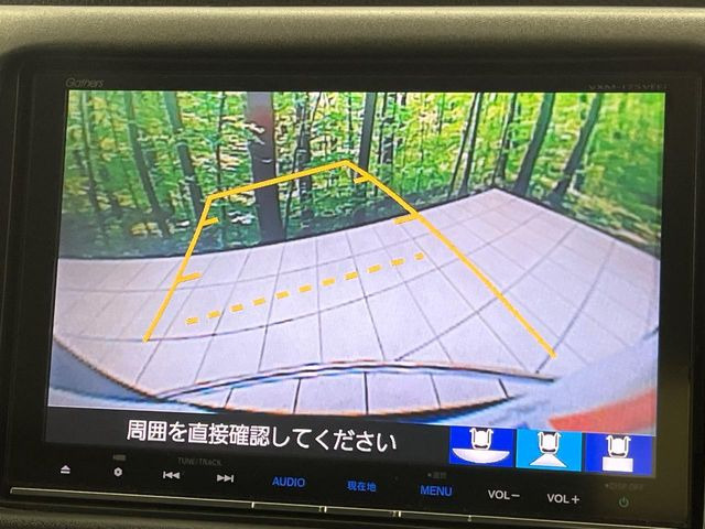 【バックカメラ】駐車時に後方がリアルタイム映像で確認できます。大型商業施設や立体駐車場での駐車時や、夜間のバック時に大活躍!運転スキルに関わらず、今や必須となった装備のひとつです!