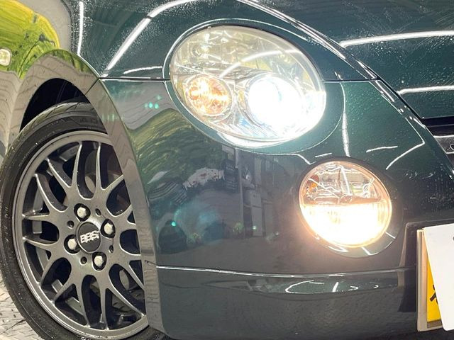 【HIDヘッドライト】非常に明るく前方を照らしてくれるので、悪天候や夜間の走行時も視界良好で安心してお乗りいただけます。