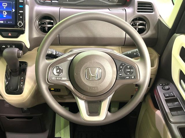 インテリアに合わせたデザインのステアリングは、運転される方のことも考え、運転しやすい形状、大きさです。是非一度、実際に触ってお確かめください。