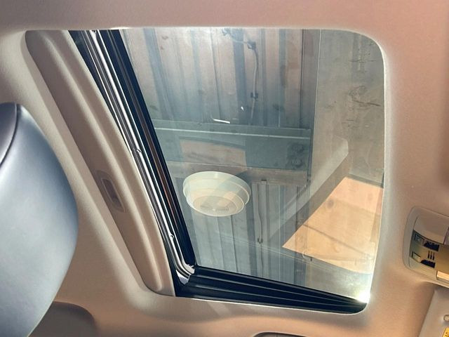 【サンルーフ】開放感たっぷりの希少装備、サンルーフが装着されています!車内に明かりを取り入れたり景色を楽しむ以外にも、車内の空気も簡単に換気できて快適です!