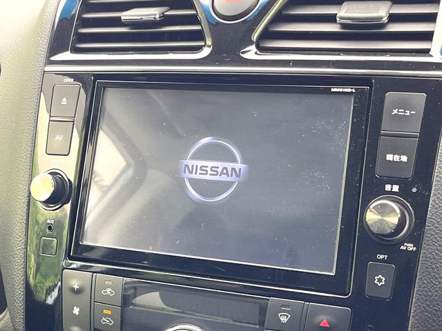 【純正ナビ】人気の純正ナビを装備しております。ナビの使いやすさはもちろん、オーディオ機能も充実!キャンプや旅行はもちろん、通勤や買い物など普段のドライブも楽しくなるはず♪