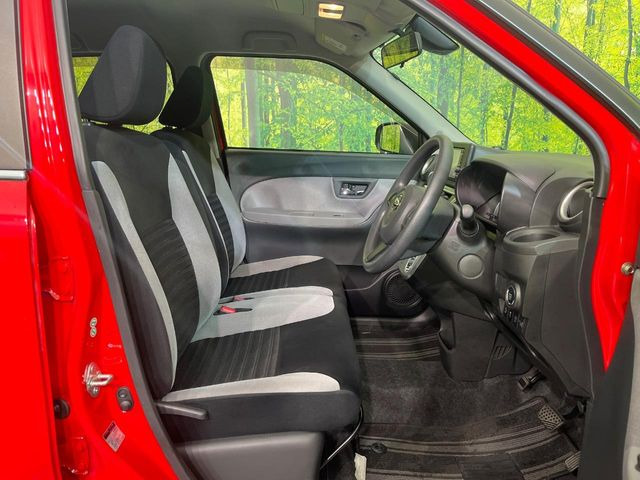 運転席シート廻りは使用感も少なく、良好な状態となっています。前オーナー様が丁寧に使っていたことがよくわかりますね。