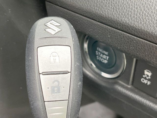 【キーレススタートシステム】カバンやポケットに入れたままでもドアの施錠・解錠が可能なスマートキーを装備。エンジンのオン・オフ時もカギを取り出す必要が無いからとっても便利です♪