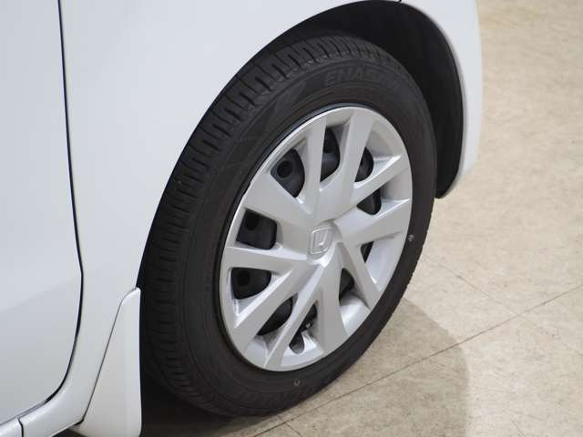 タイヤのホイールの細かいところまでキレイいにしてからお渡しします!