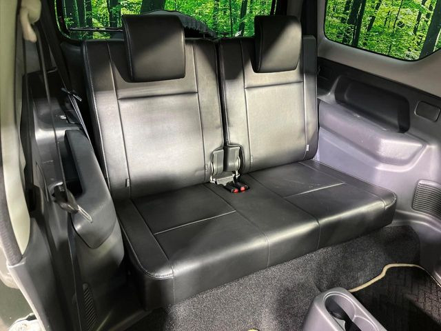 後部座席も気になるようなキズ・汚れやへたり等、大きなダメージはなく、良好な状態です。
