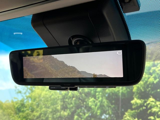 【デジタルインナーミラー】後席の大きな荷物や同乗者で後方が確認しづらい時でも安心!カメラが撮影した車両後方の映像をルームミラー内に表示。クリアな視界で状況の確認が可能です!