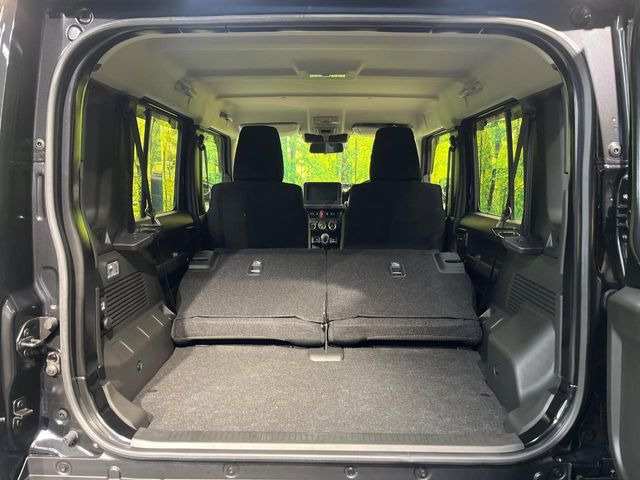 ���i�̂���������ʋ΁A���}���ɏ\���ȉ׎��X�y�[�X���m�ۂ��Ă���܂��B�Z�J���h�V�[�g��|���ƁA�傫�ȉו��̐ύڂ��\�ł���