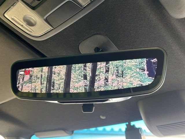 【アドバンスドルームミラー】後席の大きな荷物や同乗者で後方が確認しづらい時でも安心!カメラが撮影した車両後方の映像をルームミラー内に表示。クリアな視界で状況の確認が可能です!