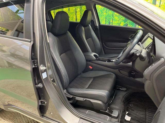 【ハーフレザーシート】高級感と座り心地を両立した人気のシート♪背面・座面のファブリック素材は、通気性の良さや滑りにくさに優れています。気温や服装に左右されず快適にお乗りいただけます。