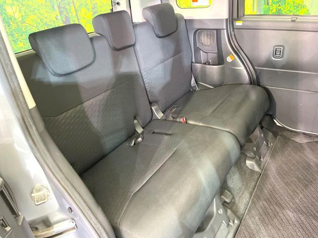 後部座席も気になるようなキズ・汚れやへたり等、大きなダメージはなく、良好な状態です。
