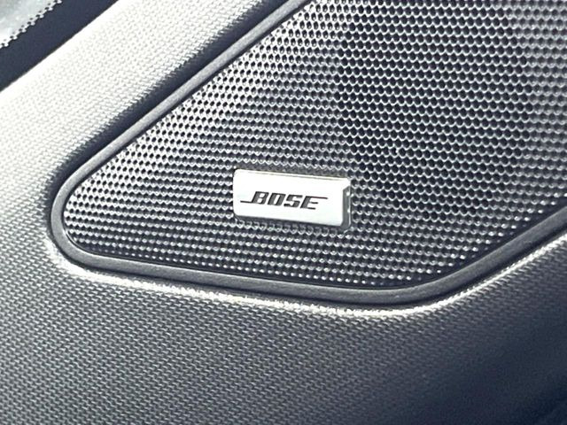 【BOSEサウンドシステム】メーカーオプションの高品位サウンドシステムを搭載。専用のチューニングが施された大小様々なスピーカーから良質なサウンドが奏でられ、臨場感あふれる音響空間を演出します。