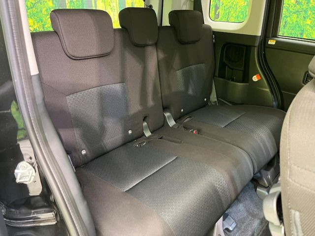 広々とした2列目シートは居住性が高く、居心地も快適!友達や家族とのお出かけにぴったりです。ベビーシートやチャイルドシート使用時も快適にお過ごしいただける十分な空間を確保しています。