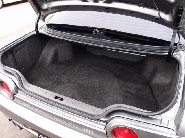 弊社はドアのヒンジ部分/各種内張り/フロアマットなど、細かな所も綺麗にクリーニング致します。新車おろしたてのような輝きある車両をお客様にご納車させて頂きます。ご遠方のお客様もご安心してご検討下さいませ