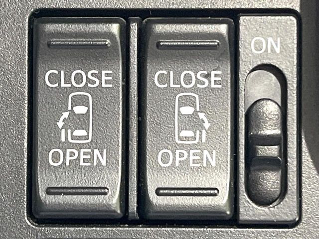 【両側パワースライドドア】スマートキーや運転席のスイッチで後席両側スライドドアの開閉が可能♪電動だから力を入れてドアを開ける必要が無く、小さなお子様でも簡単に開け閉めでき快適です♪