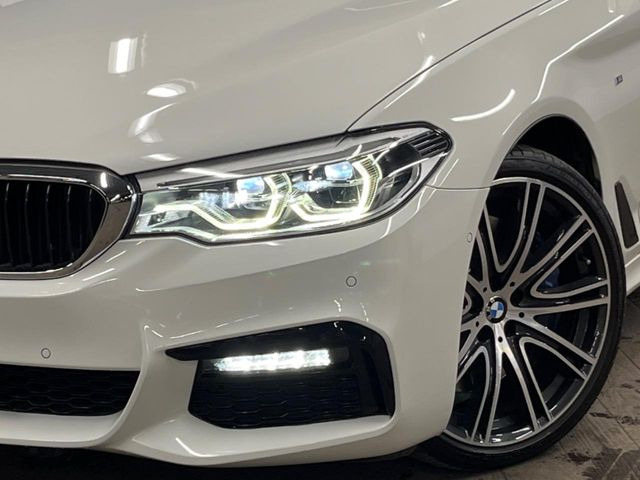 ●LEDヘッドライト:夜間走行時も良好な視界を確保し安心して運転できる高輝度LEDヘッドライトを装備!点灯速度が早く、消費電力も抑えられています。