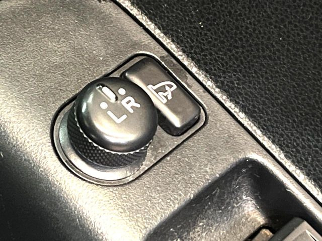 �y�d���i�[�~���[�z�T�C�h�~���[�͓d���i�[���ƂȂ��Ă���A�������ԏ�ł��L�Y�������X�N��}�����܂��B