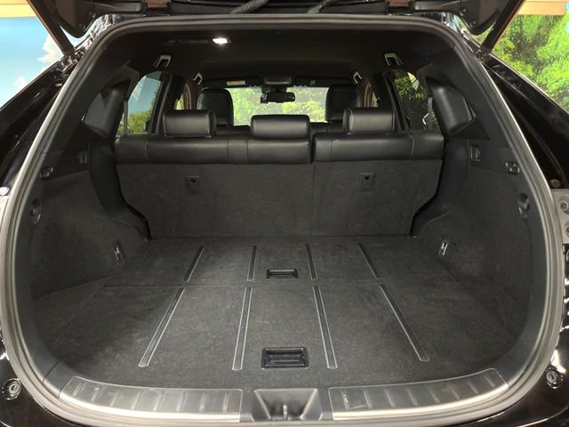 ラゲッジルームは、大容量のスペースを確保。普段のお買い物からレジャーまで、幅広く活躍してくれます!また、リアシートを倒すことでバリエーション豊かにお使いいただけます。