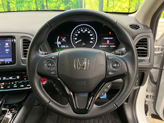 【ホンダセンシング】走行中に前方の車両等を認識し、衝突しそうな時は警報とブレーキで衝突回避と被害軽減をアシスト。より安全にドライブをお楽しみいただけます。