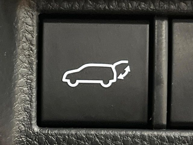 【パワーバックドア】スマートキーや運転席のボタンを押すだけでリアゲートが自動で開閉します!荷物を持っている時や、高い位置にあるバックドアを閉める際に便利な機能です♪