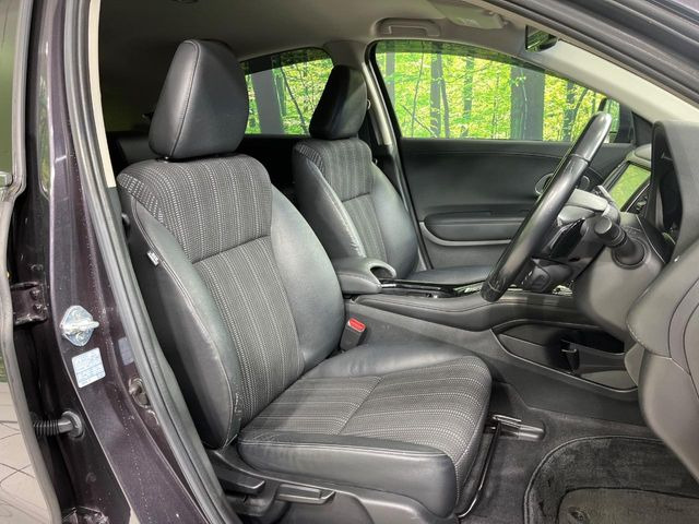 【ハーフレザーシート】高級感と座り心地を両立した人気のシート♪背面・座面のファブリック素材は、通気性の良さや滑りにくさに優れています。気温や服装に左右されず快適にお乗りいただけます。