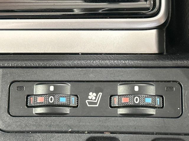 【シートベンチレーション】夏場は涼しい風でお尻や背中の熱やムレを防ぎ、冬はエアコンよりも早く温まってポカポカに!季節を問わず快適に過ごせます。