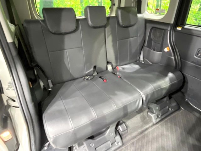 後部座席も気になるようなキズ・汚れやへたり等、大きなダメージはなく、良好な状態です。