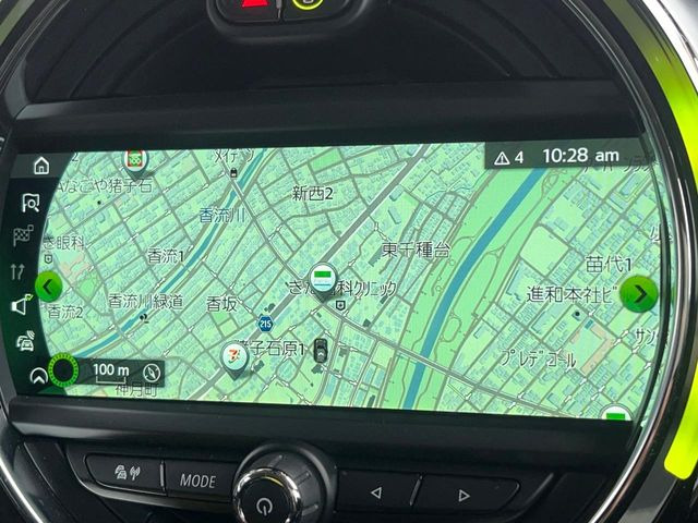 ●純正ナビ:一体感のあるナビは、高級感ある車内を演出してくれます。Bluetooth再生などオーディオ機能も充実しておりますので、運転もより楽しめます♪