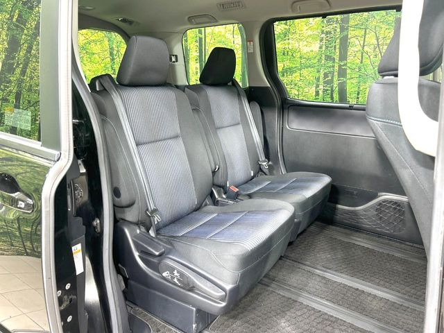 後部座席も気になるようなキズ・汚れやへたり等、大きなダメージはなく、良好な状態です。