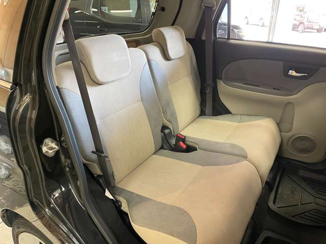 広々した後部座席で、大人が乗ってもストレスなくロングドライブが楽しめます!