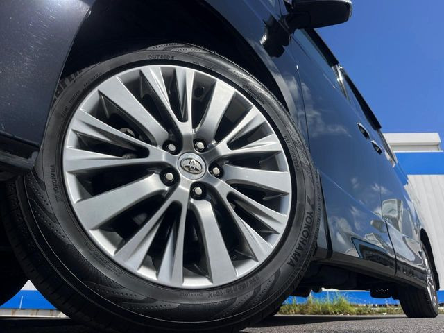 【純正アルミホイール】外観にマッチした純正アルミホイールを装着しております。各種社外アルミホイールや、スタッドレスタイヤも取扱いしております。是非ご相談ください♪