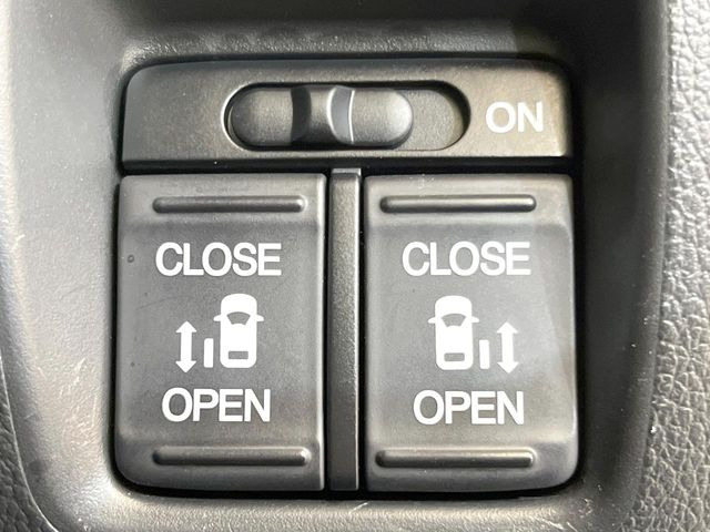 【両側パワースライドドア】スマートキーや運転席のスイッチで後席両側スライドドアの開閉が可能♪電動だから力を入れてドアを開ける必要が無く、小さなお子様でも簡単に開け閉めでき快適です♪