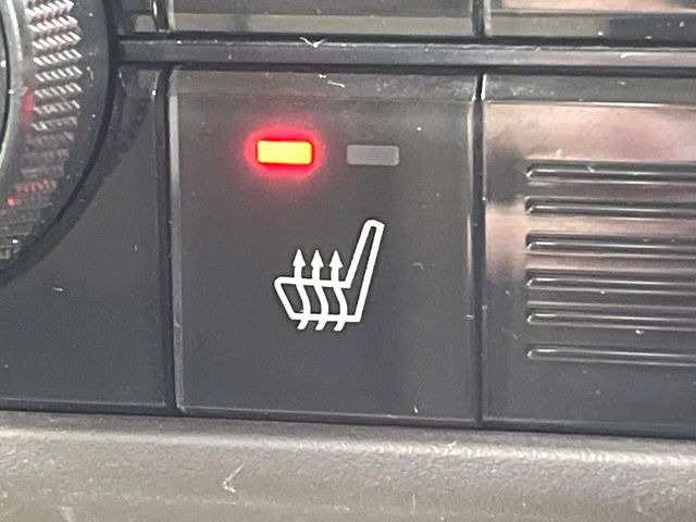 【シートヒーター】寒い日に重宝するシートヒーター!エアコンより早く温まってくれるので寒がりの人も安心ですね♪エアコンの温風は乾燥するから苦手、という方にもをおすすめです。