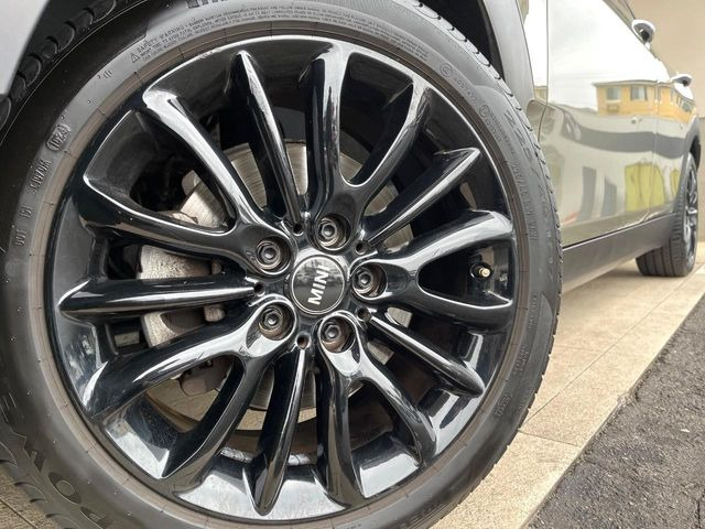 ●純正17インチアルミホイール:輸入車ならではの卓越した走りを支えるホイールと足回りです!日本車の走りに慣れている方にもぜひ体感して頂きたいほど、高いレベルでまとまっています!