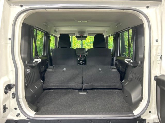 ���i�̂���������ʋ΁A���}���ɏ\���ȉ׎��X�y�[�X���m�ۂ��Ă���܂��B�Z�J���h�V�[�g��|���ƁA�傫�ȉו��̐ύڂ��\�ł���