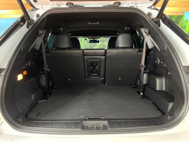 積み下ろしのしやすいデッキにはたっぷりと荷物を積み込んでいただけます。遊びから仕事まで、様々なシーンで頼れます♪