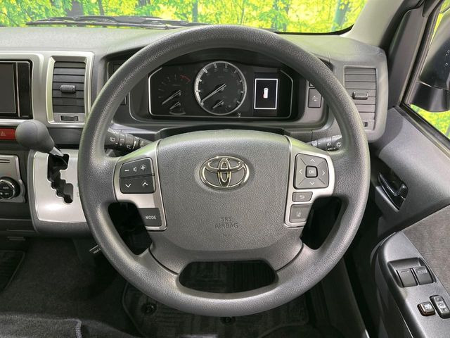 �C���e���A�ɍ��킹���f�U�C���̃X�e�A�����O�́A�^�]�������̂��Ƃ��l���A�^�]���₷���`��A�傫���ł��B�����x�A���ۂɐG���Ă��m���߂��������B