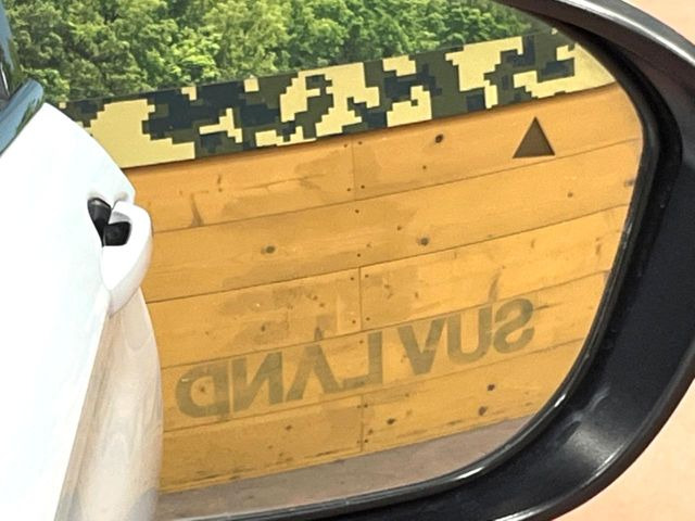 【ブラインドスポットワーニング】走行中、ドアミラーの死角になりやすい箇所に後続車が接近するとサイドミラー付近に警告を表示、ドライバーに注意喚起をしてくれます。