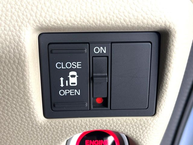 【両側スライドドア】駐車場で隣の車との間隔が狭く乗りにくい時、スライドドアなら安心!ドアオープン時も幅を取らず、開口部が広いので乗り降りがとっても簡単です。大きな荷物の出し入れも後席から可能♪