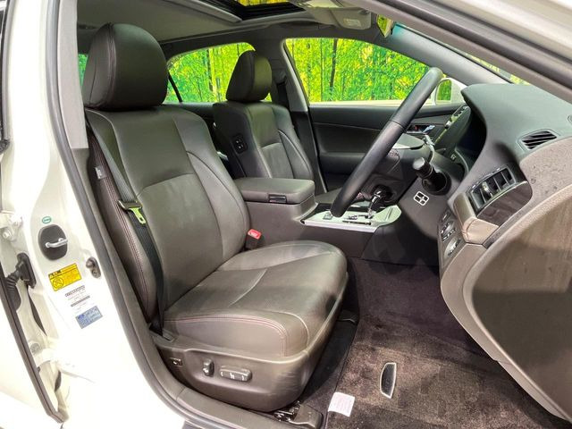 運転席シート廻りは使用感も少なく、良好な状態となっています。丁寧に使われていたことがよくわかりますね。