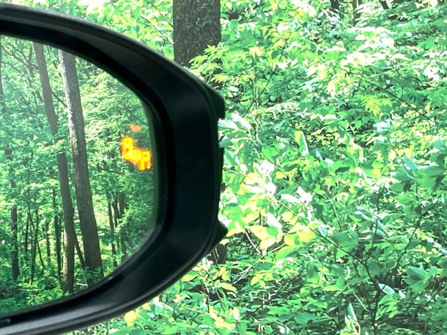 【ブラインドスポットモニター】走行中、ドアミラーの死角になりやすい箇所に後続車が接近するとサイドミラーのレンズに警告を表示!ドライバーに注意喚起をしてくれます。