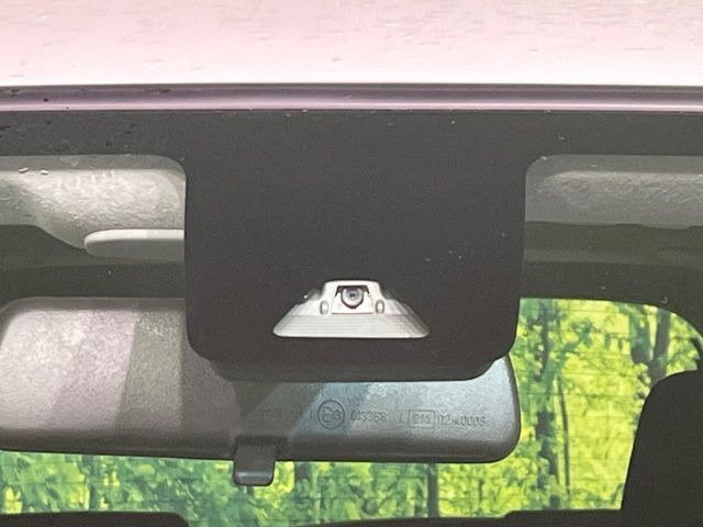 【スマートアシスト】走行中に前方の車両等を認識し、衝突しそうな時は警報とブレーキで衝突回避と被害軽減をアシスト。より安全にドライブをお楽しみいただけます。