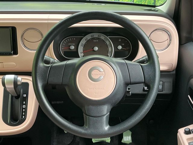 �C���e���A�ɍ��킹���f�U�C���̃X�e�A�����O�́A�^�]�������̂��Ƃ��l���A�^�]���₷���`��A�傫���ł��B�����x�A���ۂɐG���Ă��m���߂��������B