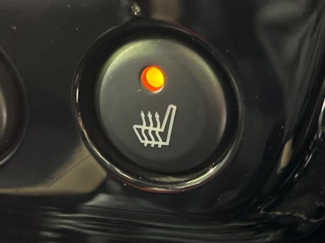 【シートヒーター】寒い日に重宝するシートヒーター!エアコンより早く温まってくれるので寒がりの人も安心ですね♪エアコンの温風は乾燥するから苦手、という方にもをおすすめです。