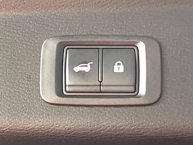 【パワーバックドア】スマートキーや運転席のボタンを押すだけでリアゲートが自動で開閉します!荷物を持っている時や、高い位置にあるバックドアを閉める際に便利な機能です♪