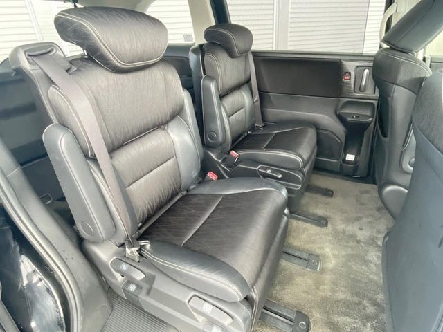 広々とした2列目シートは居住性が高く、居心地も快適!友達や家族とのお出かけにぴったりです。ベビーシートやチャイルドシート使用時も快適にお過ごしいただける十分な空間を確保しています。