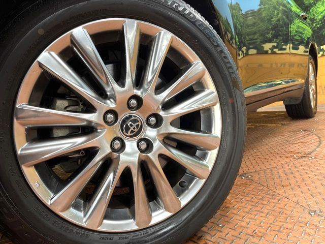 【純正18インチアルミホイール】外観にマッチした純正アルミホイールを装着しております。各種社外アルミホイールや、スタッドレスタイヤも取扱いしております。是非ご相談ください♪