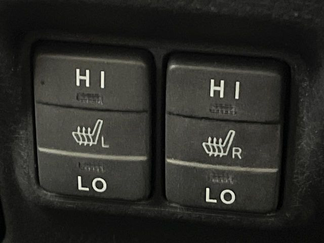 【シートヒーター】寒い日に重宝するシートヒーター!エアコンより早く温まってくれるので寒がりの人も安心ですね♪エアコンの温風は乾燥するから苦手、という方にもをおすすめです。